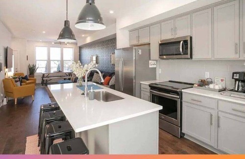 Madison House | Hank's Hangout 24–Rooftop Deck–Sleeps 8