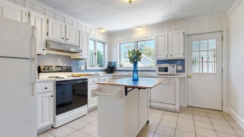 Pine Point House | Hank's Hideaway by Bayley Vacation Rentals