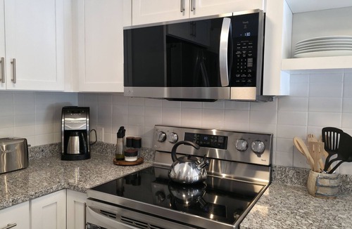 Harbor Springs Condo | Harbor Cove 28 Beach & Pool Retreat: A cozy 3BR condo in scenic Harbor Springs