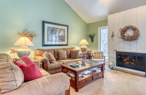 Forest Beach Condo | Harbor Cove condo w/ fireplace, shared pool, and back deck - private beach!