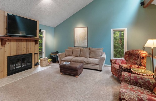 Harbor Springs Condo | Harbor Cove condo w/ balcony and fireplace - private beach!