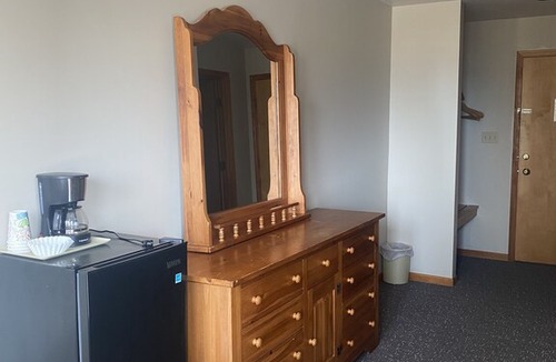 Washington Island Hotel | Harbor Inn- Waterfront Room #15 - one queen bed