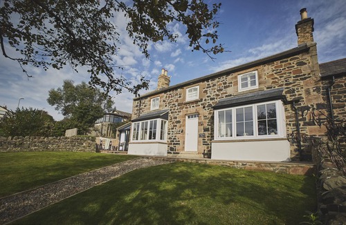 Craster Cottage | Harbourway - a pet friendly that sleeps 8 guests in 4 bedrooms