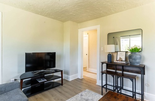 Royal Oak Apartment | Harrison Lookout — Great Royal Oak Location!