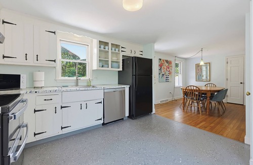 East Harwich Cottage | Harwich Hideaway with King Beds Pet Friendly!