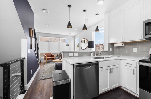 Traverse City House | Heart of Downtown ⭐️ Walk to Beach ⭐️ Private Rooftop ⭐️ Corner Unit ⭐️ Views