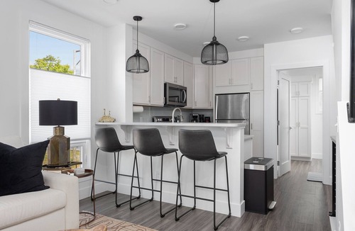 Traverse City House | ⭐️ Heart of Downtown ⭐️ Walk to Beach ⭐️ Private Rooftop ⭐️ Corner Unit ⭐️