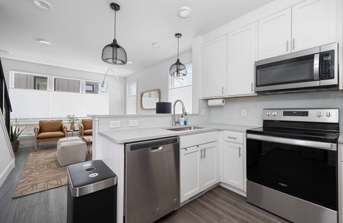 Traverse City House | ⭐️ Heart of Downtown ⭐️ Walk to Beach ⭐️ Private Rooftop ⭐️ Corner Unit ⭐️