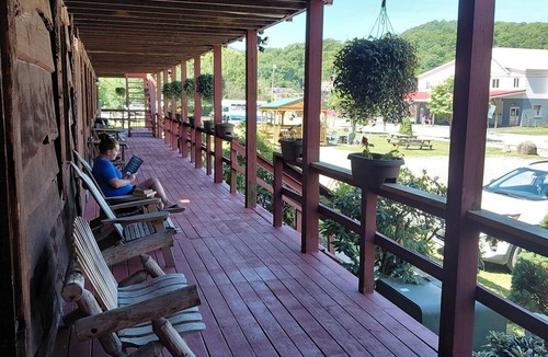 Ohiopyle Hotel | Heart of Ohiopyle - Walk to Falls, Trails & Dining