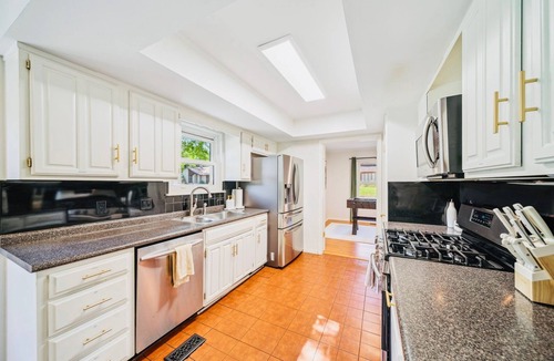 South Tulsa House | Heart of Tulsa, Pool, game room, fireplace, Sleeps 8, grill