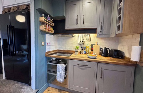 Heaton Apartment | Heaton 1BDR Garden Flat With Dedicated Office