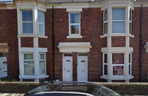 Heaton Apartment | Heaton-Beautiful 3 Double Bedrooms Sleeps 6 Free Parking and Wifi