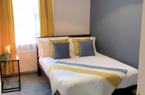 Heaton Apartment | Heaton-Beautiful 3 Double Bedrooms Sleeps 6 Free Parking and Wifi