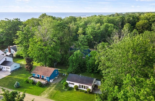 Lexington House | Hemlock Hideout - 3 Mins from DT Lex, Great Beach!