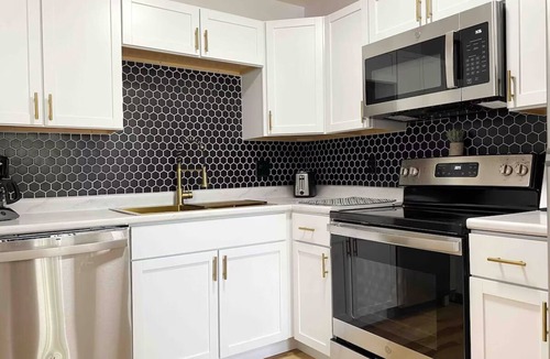 Henderson Apartment | Henderson Haven/KING 2BD/1BA Apartment