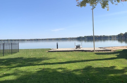 Newaygo Cottage | Hess Lake Hideout-Cottage on Hess Lake-1 bed-1bath