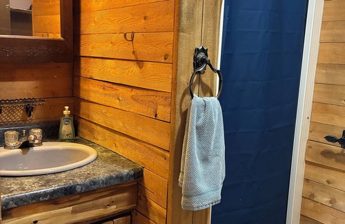 Skidway Lake Cabin | Hewey Lake Hideaway - Add-On Cabin - Leland