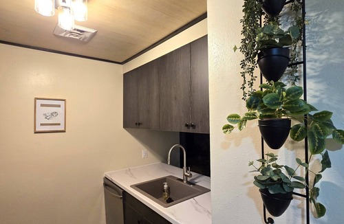 Bismarck Condo | Hi-Ho Ontario- modern 2 BED, 2 BATH condo, laundry, garage
