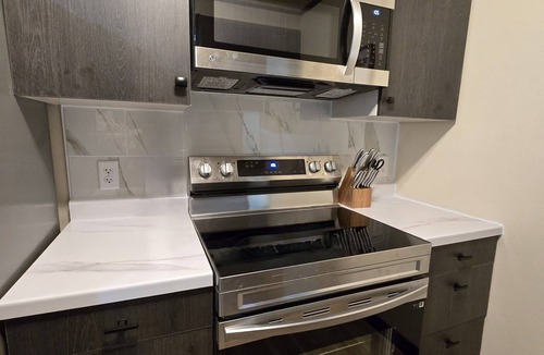 Bismarck Condo | Hi-Ho Ontario- modern 2 BED, 2 BATH condo, laundry, garage