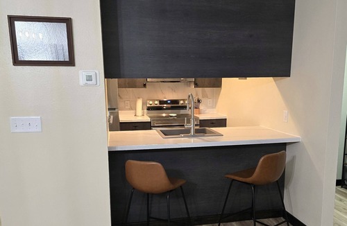 Bismarck Condo | Hi-Ho Ontario- modern 2 BED, 2 BATH condo, laundry, garage
