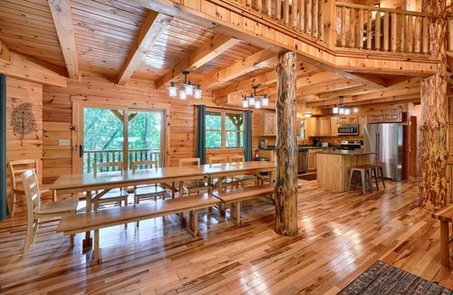 Logan Cabin | Hickory Hill Lodge -Pet Friendly- 6 bedroom luxury log cabin near Hocking Hills