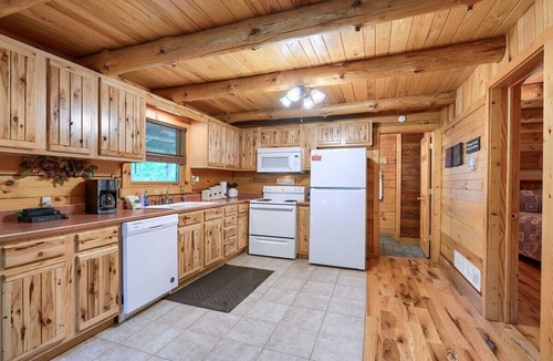 Logan Cabin | Hickory House | Hocking Hills, 30 Acres, Pets