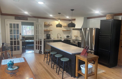 Burnside Cottage | Hidden 2-bedroom Lake Cumberland cottage with lake view & access in Burnside KY