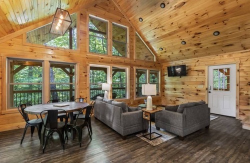 Primrose Cabin | Hidden 3BR 2BA w/King Bed in Heart of RRG!