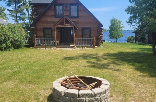 Oscoda House | Hidden Cove - Beauty on the Lake for Family-Friendly Fun!