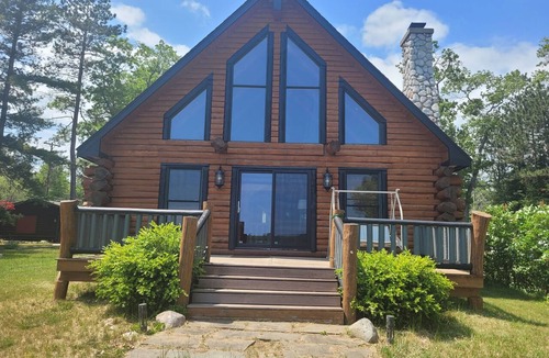 Oscoda House | Hidden Cove - Beauty on the Lake for Family-Friendly Fun!