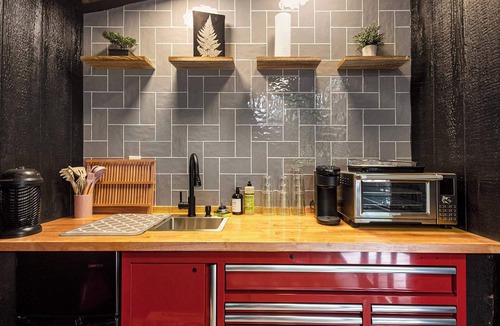 Sears Cabin | Hidden Gem Tiny House, Outdoor Screened-In Kitchen