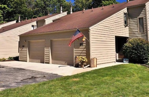 Harbor Springs Condo | Hideaway condo, excellent layout, sleeps 10. Btwn Harbor Springs and Petoskey