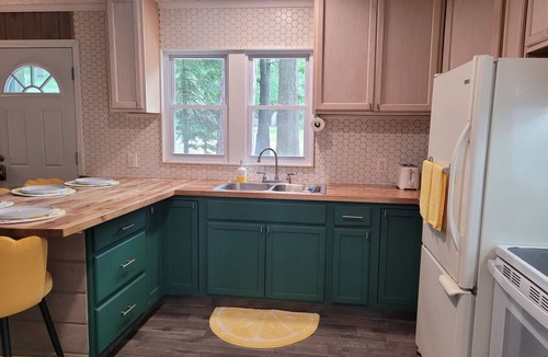 Higgins Lake Cottage | Higgins hangout 1.6 miles from Higgins Lake, sleeps 8, pet friendly.