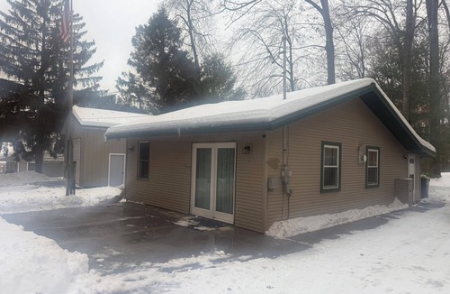Higgins Lake Cabin | Higgins Lake Charming 3-Bedroom Cottage with Lake Access near Snowmobile Trails