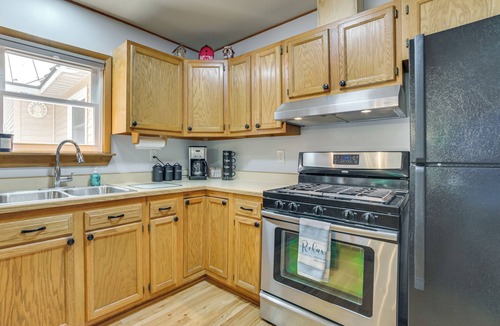 Higgins Lake Cabin | Higgins Lake Retreat: Dock Access, Close to Beach!