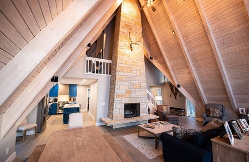 Leland House | High Bluffs Lodge ~ Sunsets, Game Room, much more