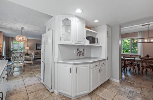 Mayfield House | High Lake Hideaway: 5BR Retreat, Tramp, Winter Fun