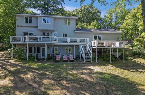 Mayfield House | High Lake Hideaway: 5BR Retreat, Tramp, Winter Fun