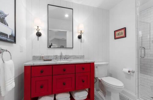 Van Dyne House | Highland Farmhouse Countryside Retreat with Farm Charm