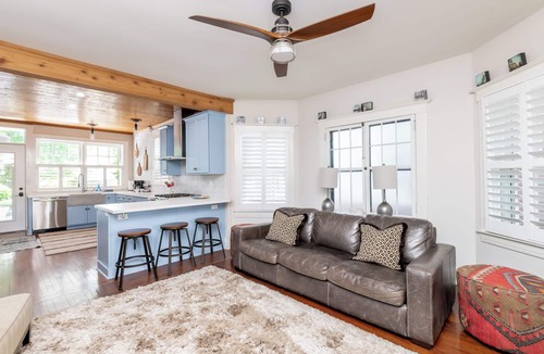 Bonnycastle House | Highlands 4 BD 2.5 BA backyard oasis+chef kitchen fire pit bbq