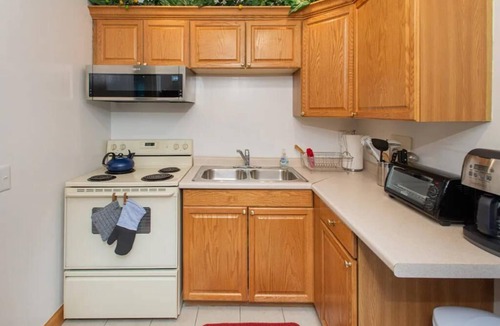 Bonnycastle Apartment | Highlands Gem: Super Clean Guest Suite Sleeps 6, Plenty of Beds for Everyone!
