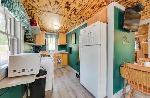 Carp Lake Cottage | Hike + Snow Play! Waterfront Paradise Lake Retreat