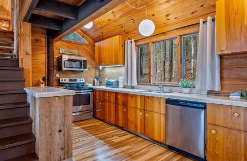 Town of Jerusalem Cottage | Hillside Cabin | On Keuka Lake | FLX