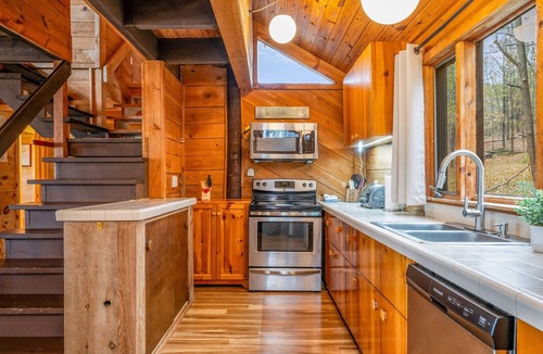 Town of Jerusalem Cottage | Hillside Cabin | On Keuka Lake | FLX