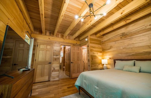 Logan Cabin | Hillside Hideaway - Cabin on 6 acres