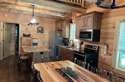 Logan Cabin | "Hilltop Hideaway" - A "GEM" in beautiful Hocking Hills !