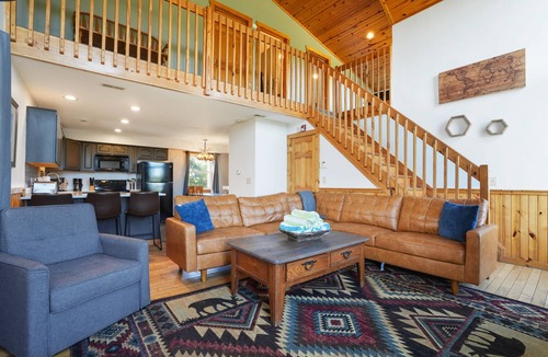 McArthur Cabin | Hilltop Hideaway | Hocking Hills, 16 Acres