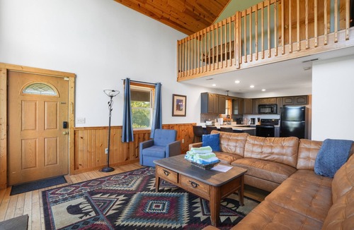 McArthur Cabin | Hilltop Hideaway | Hocking Hills, 16 Acres