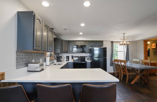 McArthur Cabin | Hilltop Hideaway | Hocking Hills, 16 Acres