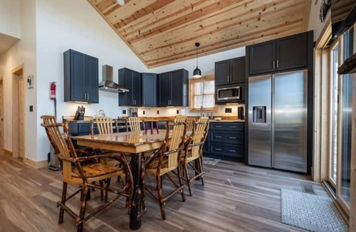 McHenry Cabin | Hilltop Hideaway, Sleeps 7, Hot tub, fire pit, and EV Charger!